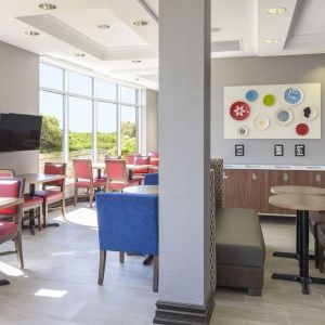 Restaurant area with comfortable seating perfect for co-working at Holiday Inn Express & Suites North Bay.