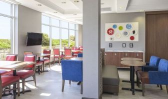 Restaurant area with comfortable seating perfect for co-working at Holiday Inn Express & Suites North Bay.