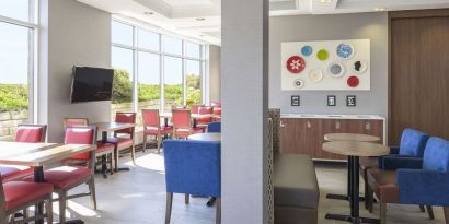 Restaurant area with comfortable seating perfect for co-working at Holiday Inn Express & Suites North Bay.