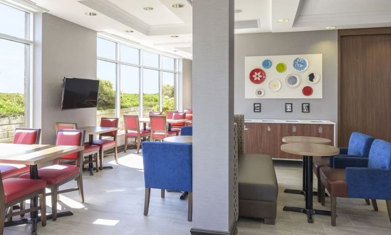 Restaurant area with comfortable seating perfect for co-working at Holiday Inn Express & Suites North Bay.