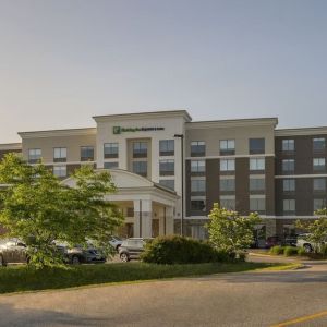 Hotel exterior with parking area at Holiday Inn Express & Suites North Bay.