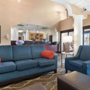 Lobby and coworking lounge at Comfort Suites Lombard - Addison.