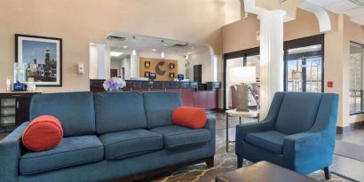 Lobby and coworking lounge at Comfort Suites Lombard - Addison.