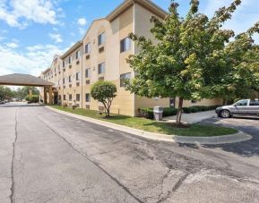 Hotel exterior at Comfort Suites Lombard - Addison.