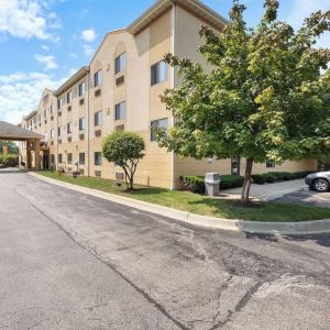 Hotel exterior at Comfort Suites Lombard - Addison.