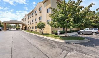 Hotel exterior at Comfort Suites Lombard - Addison.