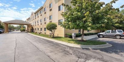 Hotel exterior at Comfort Suites Lombard - Addison.