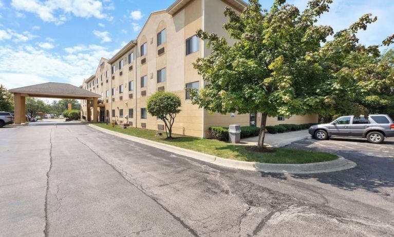 Hotel exterior at Comfort Suites Lombard - Addison.