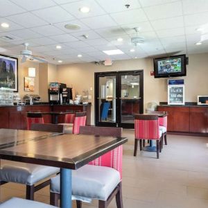 Dining area perfect for coworking at Comfort Suites Lombard - Addison.