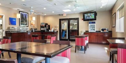 Dining area perfect for coworking at Comfort Suites Lombard - Addison.