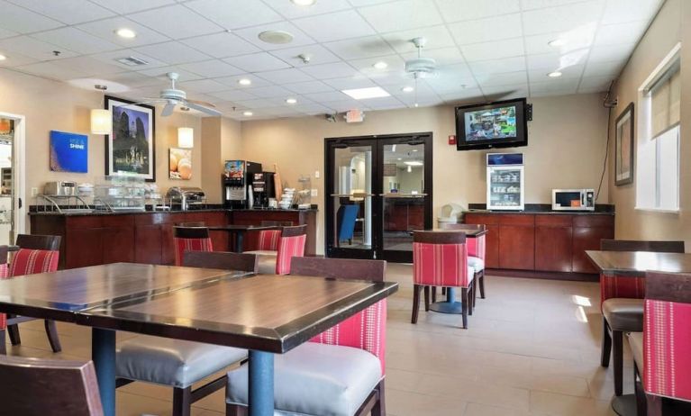 Dining area perfect for coworking at Comfort Suites Lombard - Addison.