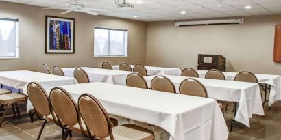 Meeting room at Comfort Suites Lombard - Addison.