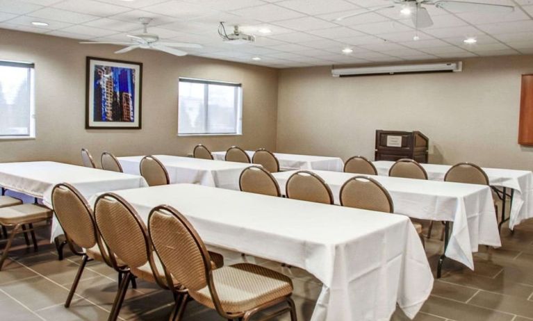 Meeting room at Comfort Suites Lombard - Addison.