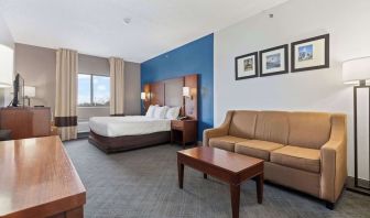 Spacious day use room at Comfort Suites Lombard - Addison.