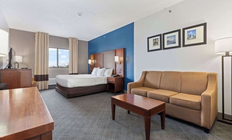 Spacious day use room at Comfort Suites Lombard - Addison.