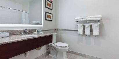 Guest bathroom with shower at Comfort Suites Lombard - Addison.