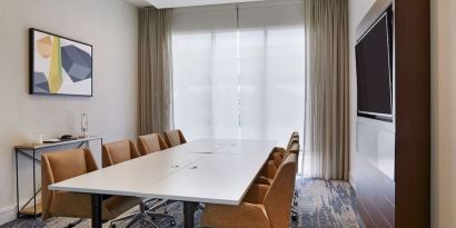 Meeting room at Courtyard By Marriott Los Angeles LAX/Century Boulevard.