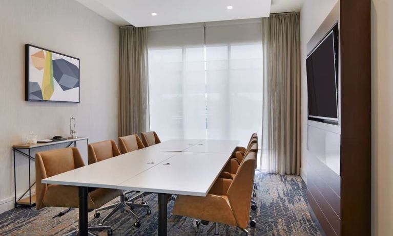 Meeting room at Courtyard By Marriott Los Angeles LAX/Century Boulevard.