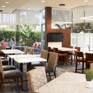 Dining area perfect for coworking at Courtyard By Marriott Los Angeles LAX/Century Boulevard.