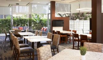 Dining area perfect for coworking at Courtyard By Marriott Los Angeles LAX/Century Boulevard.