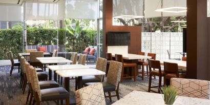 Dining area perfect for coworking at Courtyard By Marriott Los Angeles LAX/Century Boulevard.