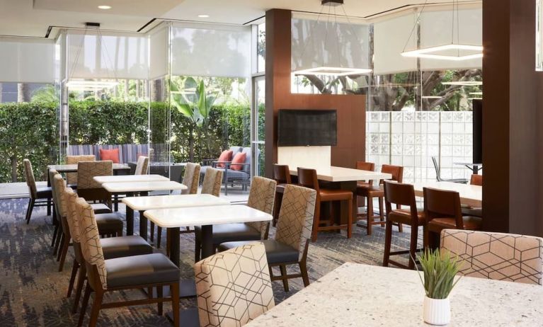 Dining area perfect for coworking at Courtyard By Marriott Los Angeles LAX/Century Boulevard.