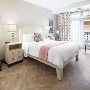 Queen bedroom with work desk at Hollywood Hotel.