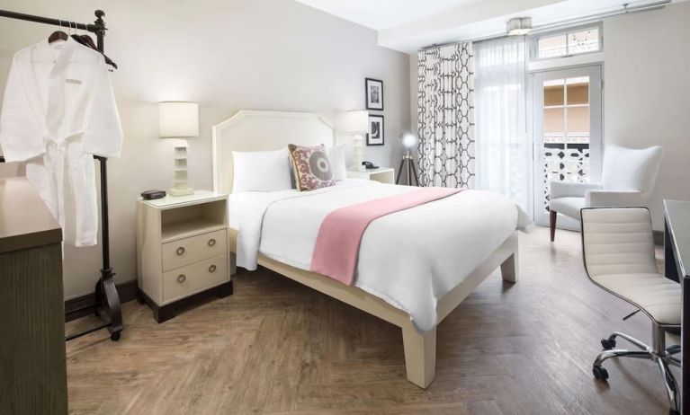 Queen bedroom with work desk at Hollywood Hotel.