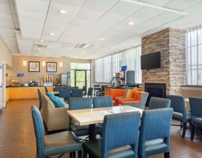 Dining area perfect for coworking at Best Western Hartford Hotel & Suites.