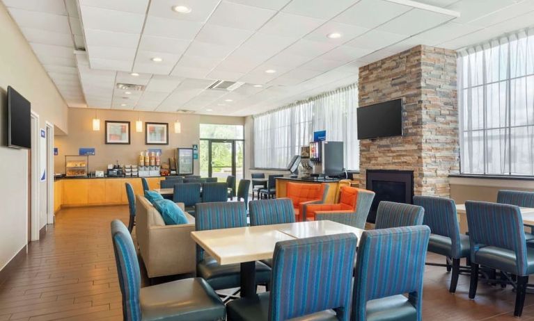 Dining area perfect for coworking at Best Western Hartford Hotel & Suites.