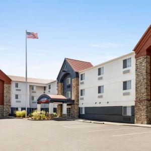 Hotel exterior at Candlewood Suites Meridian.