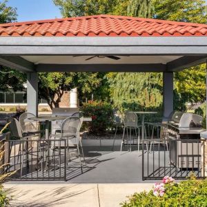 Grill and picnic area at Candlewood Suites Meridian.