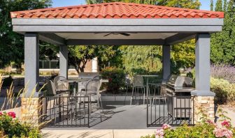 Grill and picnic area at Candlewood Suites Meridian.