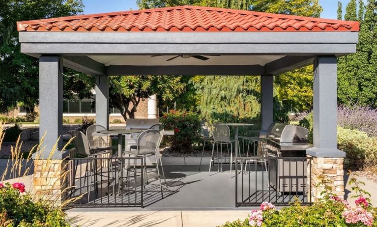 Grill and picnic area at Candlewood Suites Meridian.