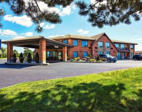 Hotel exterior and parking area at Comfort Inn Yarmouth.