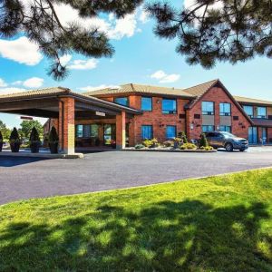 Hotel exterior and parking area at Comfort Inn Yarmouth.