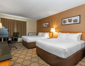 Day use twin room with TV, work desk and private bathroom at Comfort Inn Winnipeg II South.