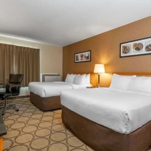 Day use twin room with TV, work desk and private bathroom at Comfort Inn Winnipeg II South.