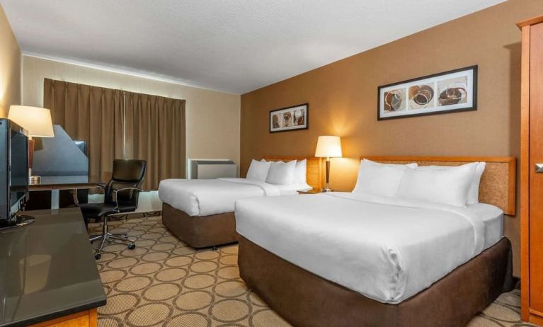 Day use twin room with TV, work desk and private bathroom at Comfort Inn Winnipeg II South.