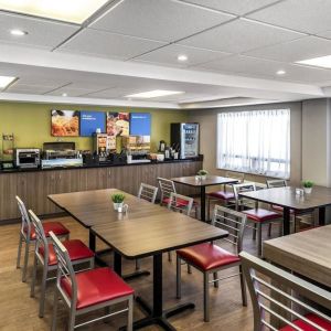 Dining area at Comfort Inn Winnipeg II South.