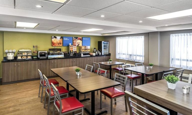 Dining area at Comfort Inn Winnipeg II South.