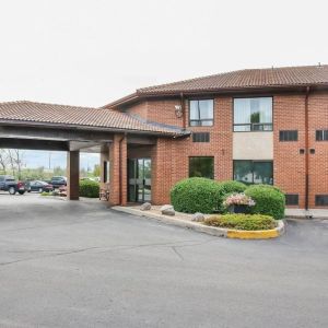 Hotel exterior and parking area at Comfort Inn Winnipeg II South.