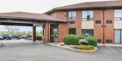 Hotel exterior and parking area at Comfort Inn Winnipeg II South.