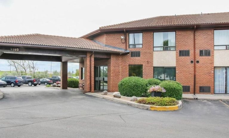 Hotel exterior and parking area at Comfort Inn Winnipeg II South.