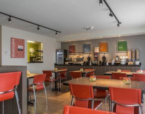 Dining area perfect for co-working at Comfort Inn Val D'or. 