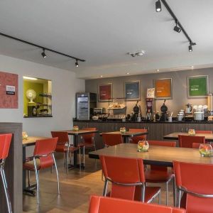 Dining area perfect for co-working at Comfort Inn Val D'or. 