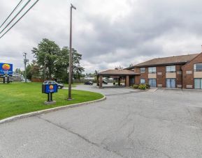 Hotel exterior and parking area at Comfort Inn Val D'or.