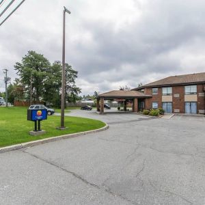 Hotel exterior and parking area at Comfort Inn Val D'or.