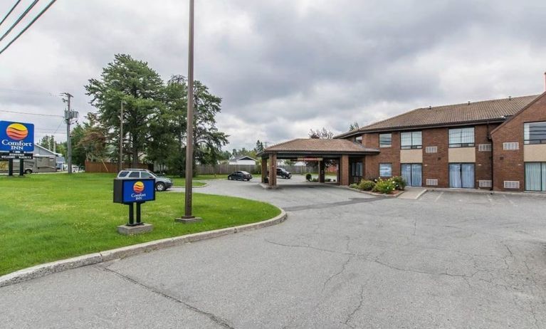 Hotel exterior and parking area at Comfort Inn Val D'or.