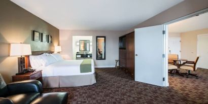 Day use room with living area at Holiday Inn Express Rolling Meadows-Schaumburg.
